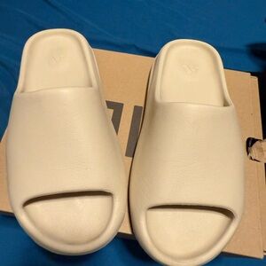 Cream Yeezy Slide